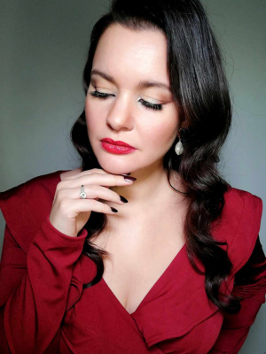 makijaz-wieczorowy-czerwone-usta-rzesy-soft-eye-makeup